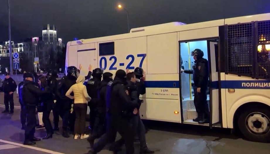 Близо 900 души бяха задържани днес в Русия при протести